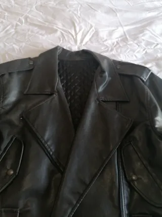 Chaqueta efecto piel negra