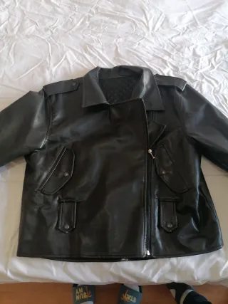 Chaqueta efecto piel negra