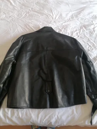 Chaqueta efecto piel negra