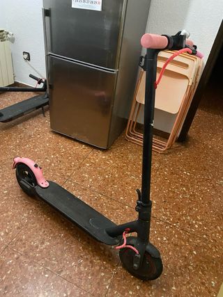 Patinete eléctrico rosa con cargador