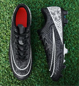 Botas de fútbol negras y blancas