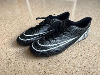 Botas de fútbol negras y blancas