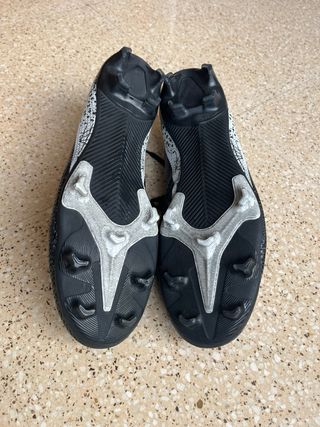 Botas de fútbol negras y blancas