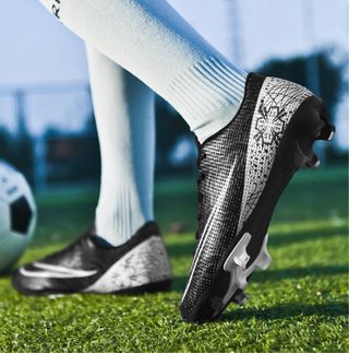 Botas de fútbol negras y blancas