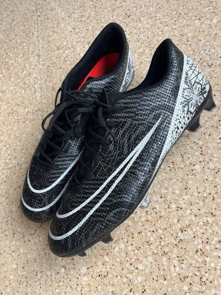Botas de fútbol negras y blancas