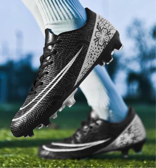 Botas de fútbol negras y blancas