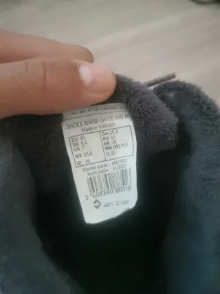 Botas de nieve azules y marrones