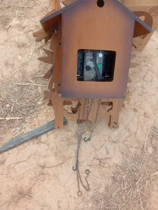 Reloj de cuco de madera con cadenas