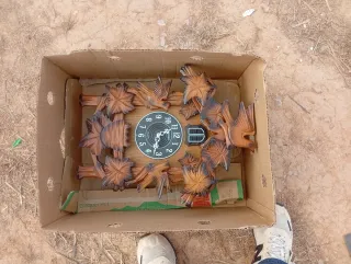 Reloj de cuco de madera con cadenas