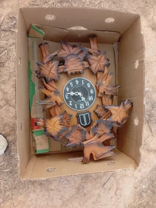 Reloj de cuco de madera con cadenas