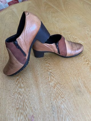 Tacones de cuero elegantes marrones