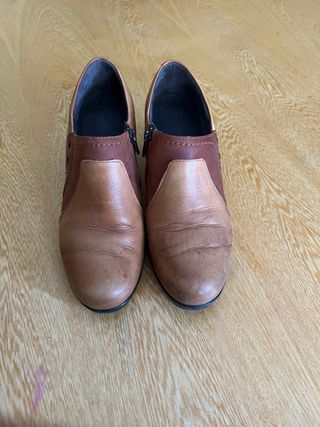 Tacones de cuero elegantes marrones