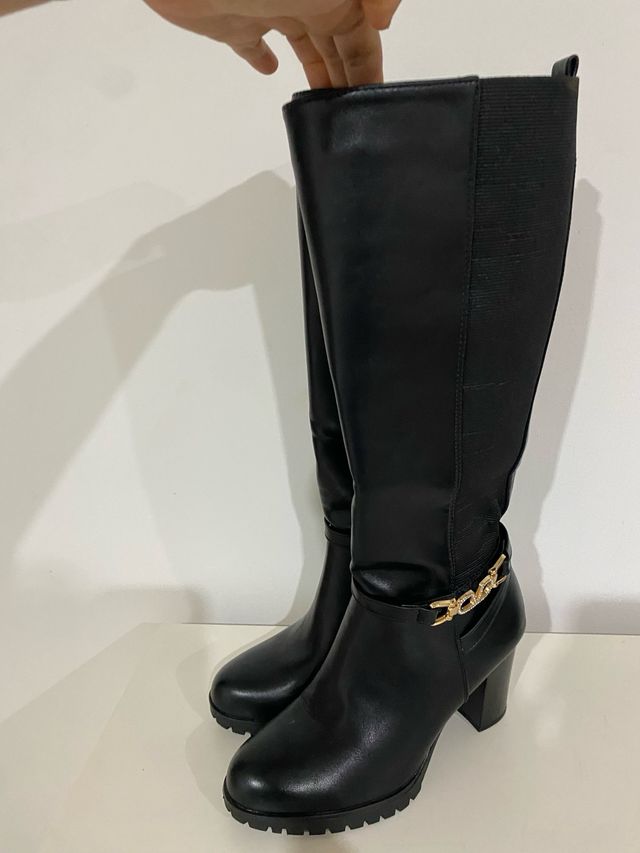 Botas altas negras con cadena dorada