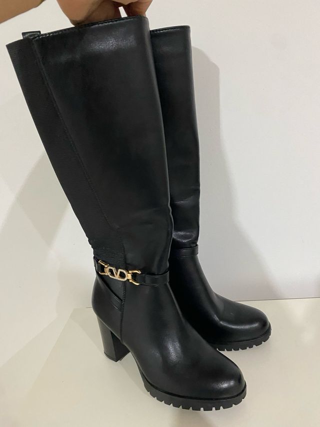 Botas altas negras con cadena dorada