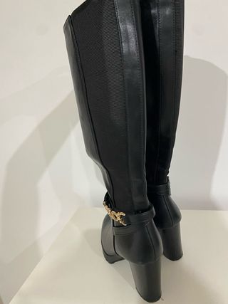 Botas altas negras con cadena dorada