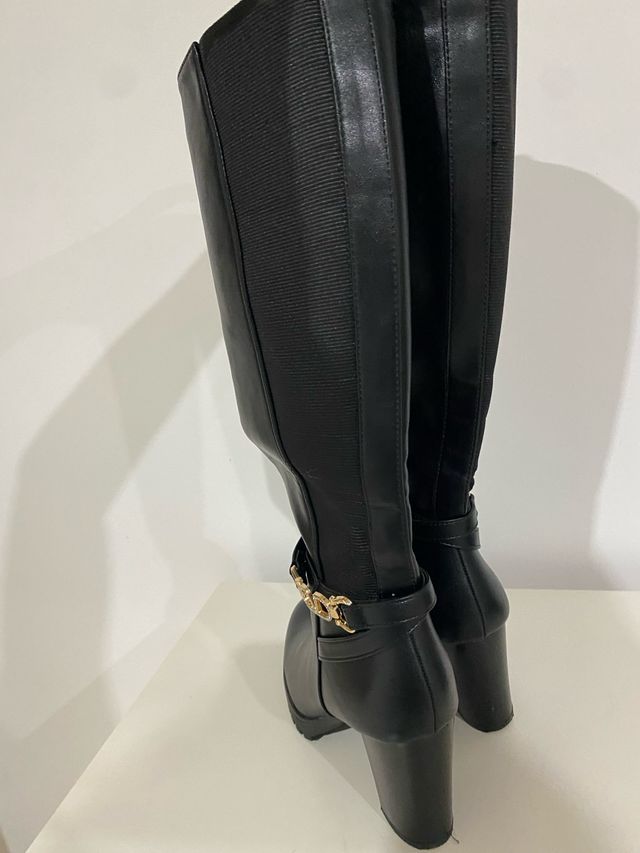 Botas altas negras con cadena dorada