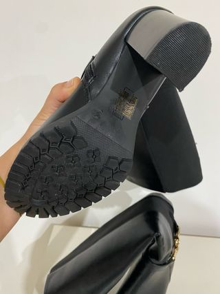 Botas altas negras con cadena dorada