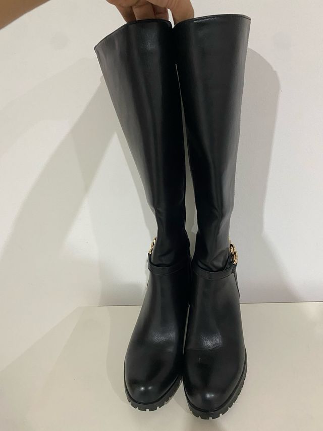 Botas altas negras con cadena dorada