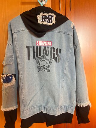 Chaqueta vaquera y 4 camisetas de Stranger Things