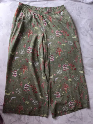 Pantalón culotte estampado floral verde