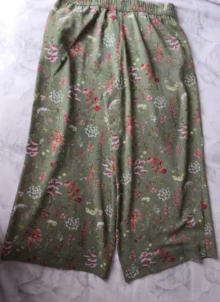 Pantalón culotte estampado floral verde
