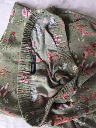 Pantalón culotte estampado floral verde