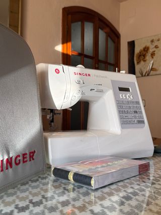 Máquina de coser Singer 7285Q + Mesa