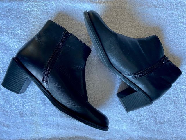 Botines de piel negros