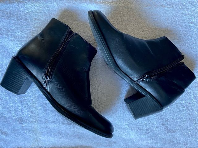 Botines de piel negros