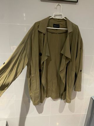 Trench de Stradivarius verde Chaqueta ligera