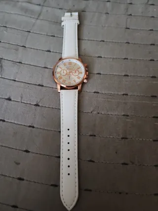Reloj de pulsera blanco y dorado