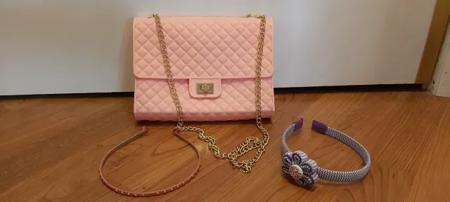Bolso rosa tipo Chanel y diademas