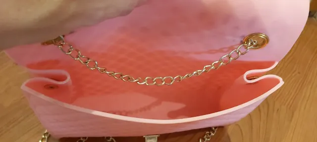 Bolso rosa tipo Chanel y diademas