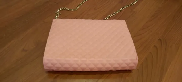 Bolso rosa tipo Chanel y diademas