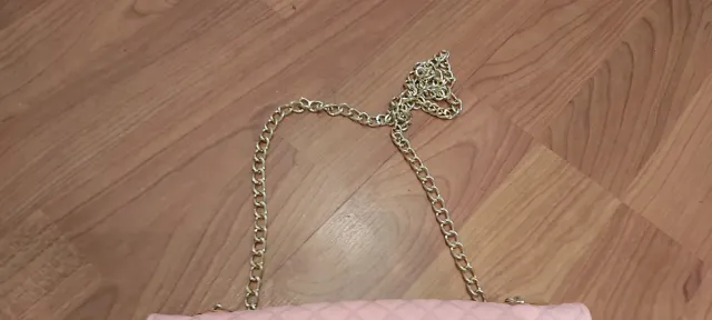 Bolso rosa tipo Chanel y diademas