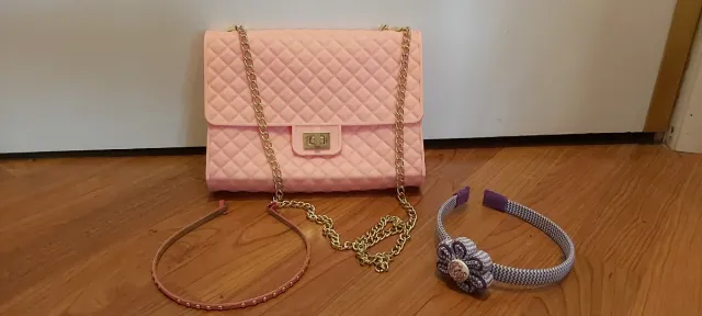 Bolso rosa tipo Chanel y diademas