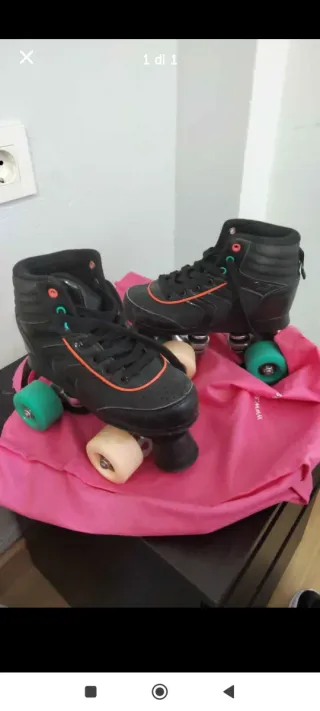 Patines negros con ruedas de colores