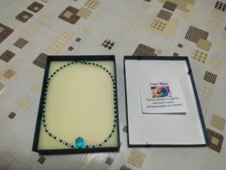 Collana con pendente di cristallo blu