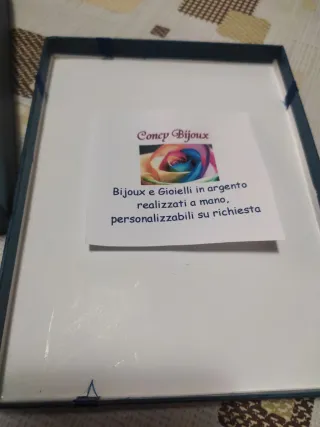 Collana con pendente di cristallo blu