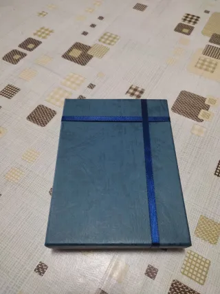 Collana con pendente di cristallo blu