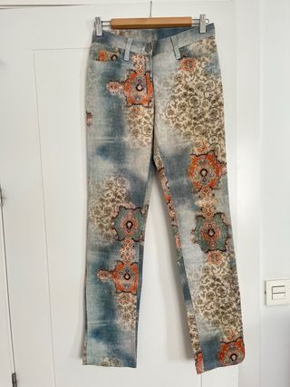 Pantalón denim estampado