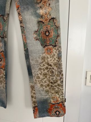 Pantalón denim estampado