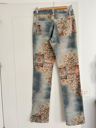 Pantalón denim estampado