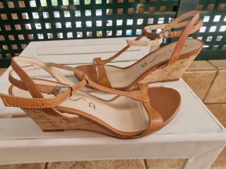 Sandalias Unisa cuña cuero camel