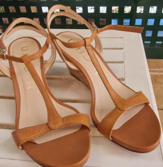Sandalias Unisa cuña cuero camel