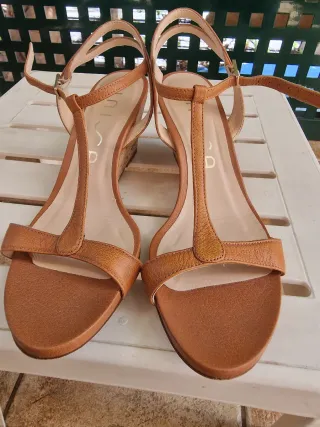 Sandalias Unisa cuña cuero camel