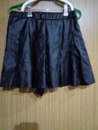 Falda pantalón polipiel negra