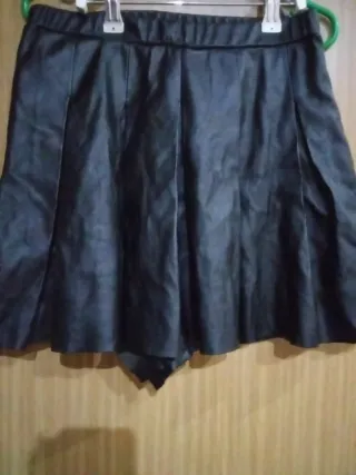 Falda pantalón polipiel negra