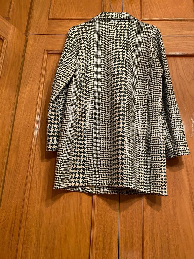 Abrigo estampado verde y beige