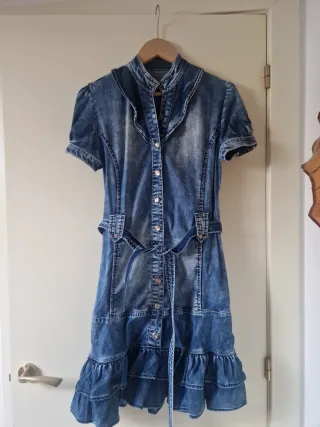 Vestido tejano azul con espalda abierta y volantes